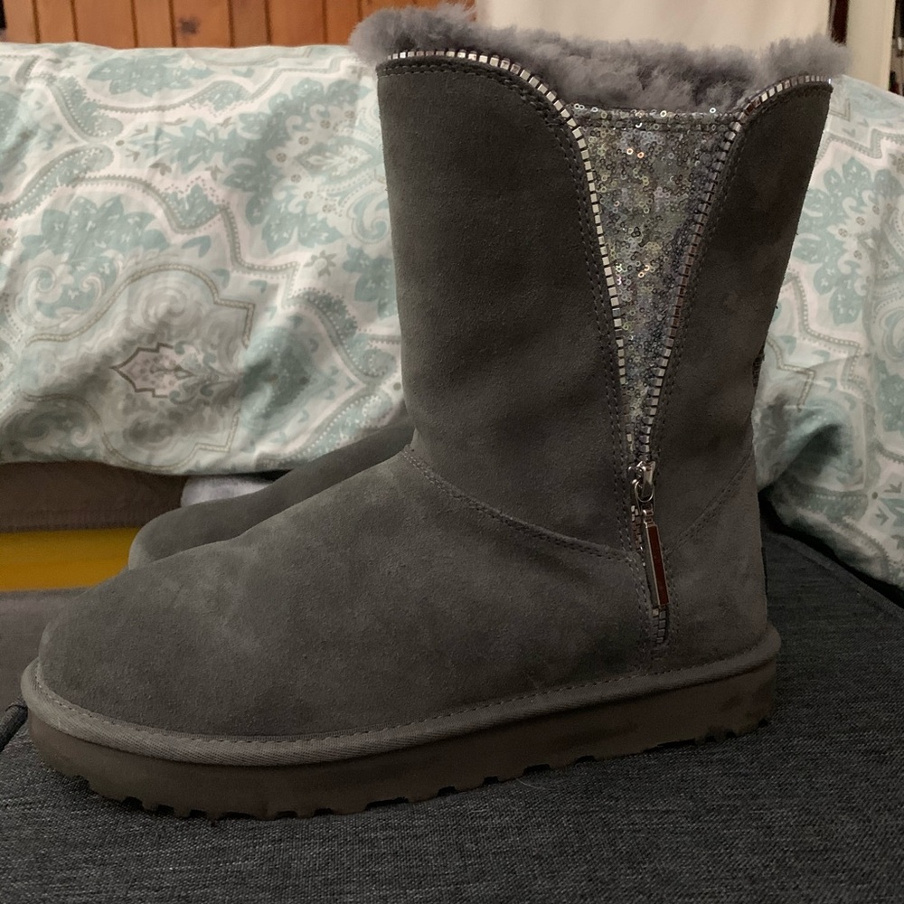 Women’s Gray Classic Sequin Ugg’s. Size 9